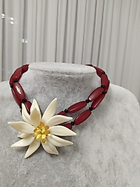 Bordo Arpa Boncuk Beyaz Çiçek Detay Kolye