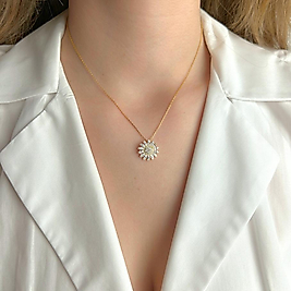 Işıltılı Güneş Modeli Altın Kolye – Zarafetin ve Pozitif Enerjinin Işıltılı Sembolü