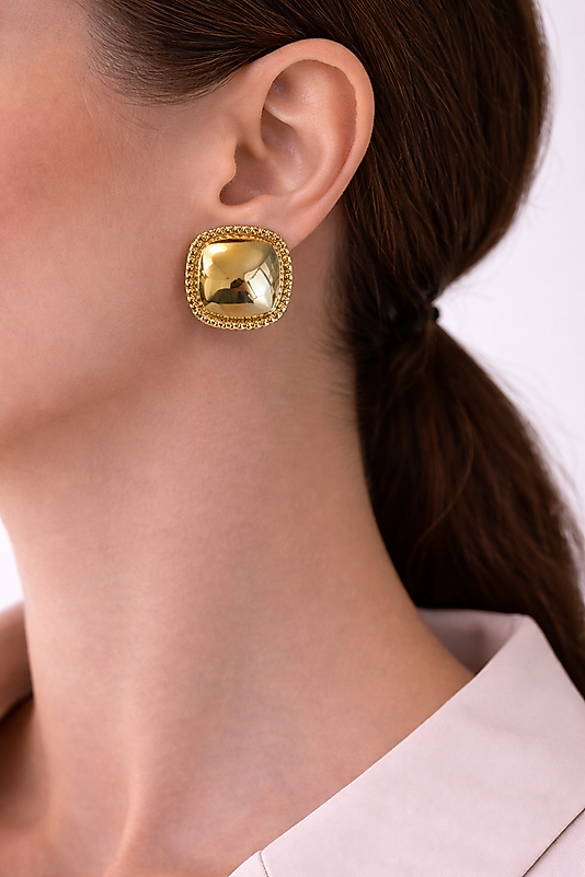 Gold Çerçeveli Kare Form Parlak Taşlı Kadın Küpe