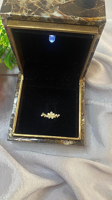 MİNİMAL PAPATYA DETAYLI PİRİNÇ İNCİLİ ZİRKON TAŞLI TASARIM GOLD ÇELİK AYARLAMALI