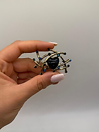 Altın Tonlu Zirkon Taşlı Siyah Kalp Detaylı Modern Broş