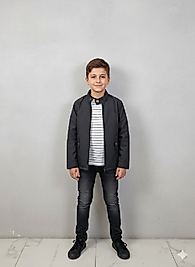 yağmurluklu siyah kot pantolonlu üçlü erkek takımı