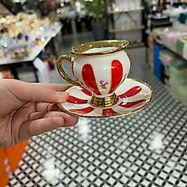 Kırmızı fincan takımı