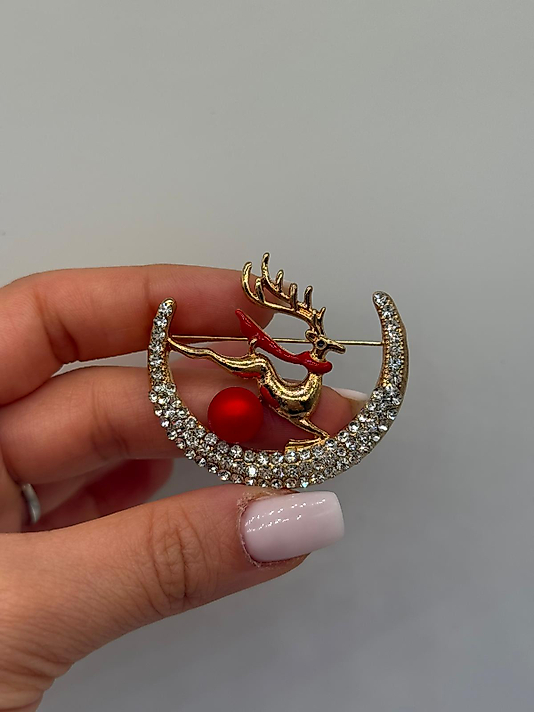 Ay Üzerinde Geyik Figürlü Taşlı Broş