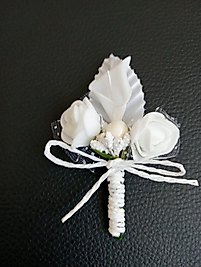 Beyaz gala damat yaka çiçeği